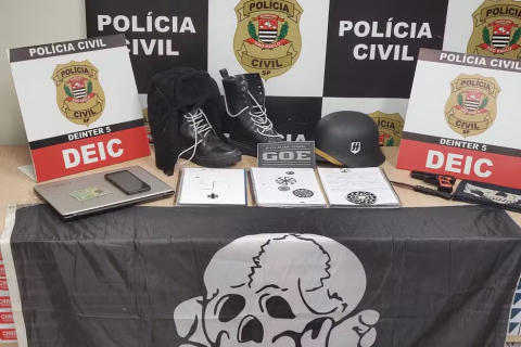 Polícia apreende coturno, capacete e bandeira com símbolos nazistas com adolescente de 15 anos em Rio Preto