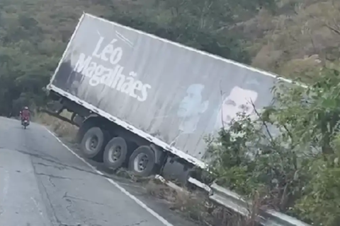 Carreta de Léo Magalhães perde o controle e causa grave acidente na Bahia