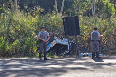 Motorista morre ao bater caminhonete contra caminhão-tanque durante ultrapassagem em Neves Paulista