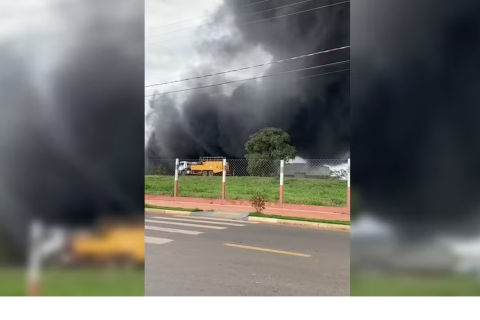 Incêndio causa destruição em fábrica de isopor à margem da BR-153 em José Bonifácio