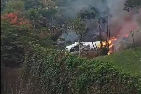 Avião de passageiros cai em Vinhedo, no interior de SP