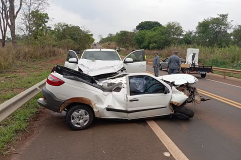 Mulher morre em acidente entre dois veículos e um caminhão em rodovia de Votuporanga