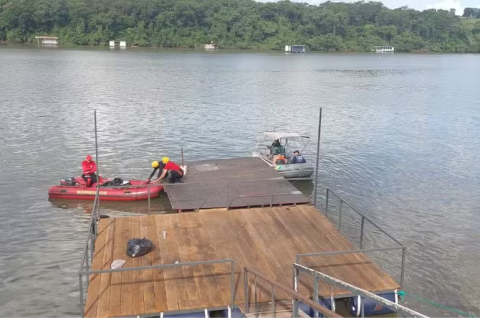 Bombeiros fazem buscas por homem que desapareceu em rio após batida entre barcos em Orindiúva