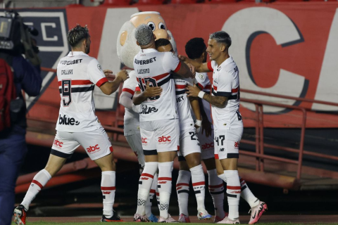 São Paulo derrota Criciúma para assumir 7ª posição do Brasileiro