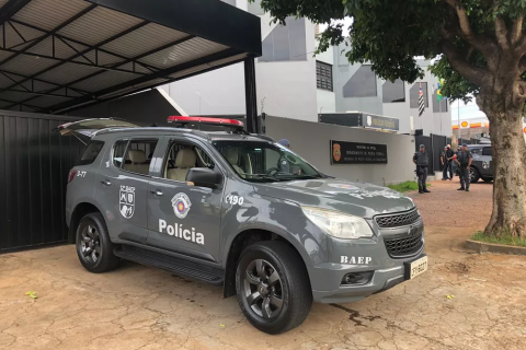 Empresário fica ferido ao atirar acidentalmente na própria perna em Araçatuba; arma foi apreendida