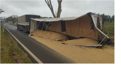 Carreta tomba na Euclides da Cunha em Jales; fato é o 2º do dia