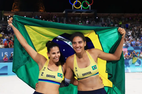 Duda e Ana Patrícia garantem medalha para o Brasil no vôlei de praia