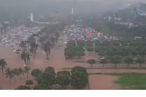 Chuva provoca alagamentos e deixa carros submersos em estacionamento de parque aquático de Olímpia