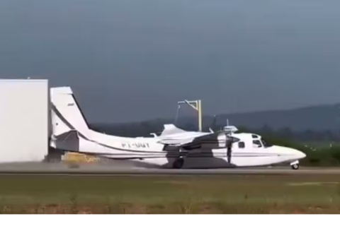 Avião faz pouso de 'barriga' em aeroporto de Sorocaba, interior de SP