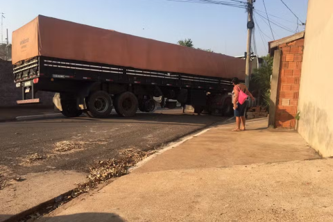 Caminhão sem motorista desce desgovernado por rua e atinge carros estacionados em Lavínia