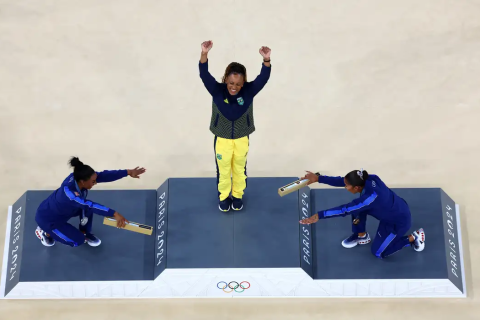 Rebeca é ouro no solo e vira maior medalhista olímpica do Brasil