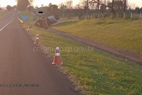 Motorista morre ao ser atropelado por caminhão em rodovia após parar para ajudar ciclista caído no acostamento